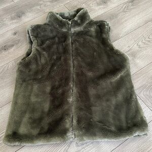 Obermeyer Reversible Vixen Faux Fur Reversible Vest Olive green size Medium